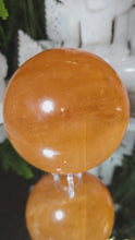 Laden und Abspielen von Videos im Galerie-Viewer, Große Honig Calcit Kugel mit Stand
