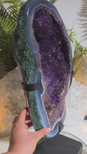 Laden und Abspielen von Videos im Galerie-Viewer, XL Glitzertraum Amethyst &amp; Achat auf Stand
