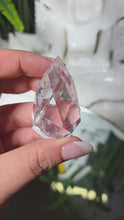 Laden und Abspielen von Videos im Galerie-Viewer, Facettierte Bergkristall Spitze

