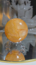 Laden und Abspielen von Videos im Galerie-Viewer, High Quality Golden Healer Kugel mit Stand
