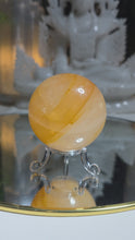 Laden und Abspielen von Videos im Galerie-Viewer, High Quality Golden Healer Kugel mit Stand
