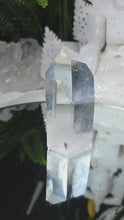Laden und Abspielen von Videos im Galerie-Viewer, Bergkristall Turm mit grünen Chlorit Einschlüssen
