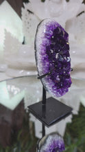 Laden und Abspielen von Videos im Galerie-Viewer, Amethyst Cluster mit Stand
