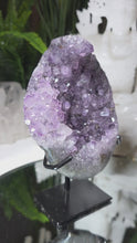 Laden und Abspielen von Videos im Galerie-Viewer, Amethyst auf Stand
