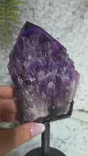 Laden und Abspielen von Videos im Galerie-Viewer, Elestial Amethyst Cluster Spitze (Kundalini Amethyst) mit Stand
