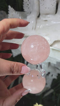 Laden und Abspielen von Videos im Galerie-Viewer, Rosenquarz Kugel mit Stand
