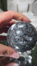 Laden und Abspielen von Videos im Galerie-Viewer, Larvikit Norwegische Mondstein Kugel
