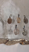 Laden und Abspielen von Videos im Galerie-Viewer, Kettenanhänger Rutil Freeform Silber Variation
