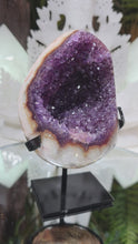 Laden und Abspielen von Videos im Galerie-Viewer, Amethyst auf Stand
