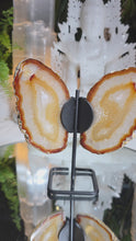 Laden und Abspielen von Videos im Galerie-Viewer, Achat Schmetterling mit Druzy auf Stand
