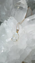 Laden und Abspielen von Videos im Galerie-Viewer, AAA High Quality Kettenanhänger Regenbogen Mondstein Gold
