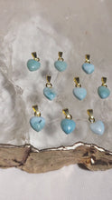 Laden und Abspielen von Videos im Galerie-Viewer, Kettenanhänger Larimar Herz Gold Variation
