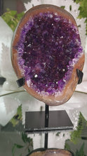 Laden und Abspielen von Videos im Galerie-Viewer, High Quality Amethyst Cluster auf Stand
