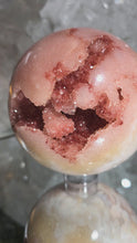 Laden und Abspielen von Videos im Galerie-Viewer, Pink Amethyst Kugel mit Druzy auf Stand
