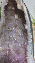 Laden und Abspielen von Videos im Galerie-Viewer, XL Gold &amp; Lila Rarität Flower Amethyst Kathedralen Paar mit Calcit
