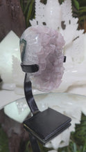 Laden und Abspielen von Videos im Galerie-Viewer, Amethyst mit Zuckerkristallen auf Stand
