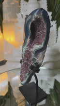 Laden und Abspielen von Videos im Galerie-Viewer, Regenbogen Amethyst Cluster mit Stand
