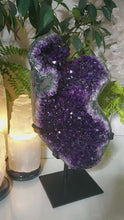 Laden und Abspielen von Videos im Galerie-Viewer, XL High Quality Amethyst Cluster mit Stand
