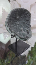 Laden und Abspielen von Videos im Galerie-Viewer, Prasiolith Cluster auf Stand
