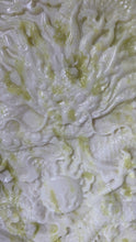 Laden und Abspielen von Videos im Galerie-Viewer, Serpentin Drachen Carving Scheibe mit Stand
