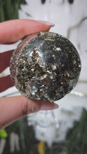Laden und Abspielen von Videos im Galerie-Viewer, Pyrit Kugel mit Stand
