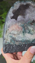 Laden und Abspielen von Videos im Galerie-Viewer, Amethyst mit Pink Amethyst und Calcit Druse
