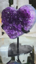 Laden und Abspielen von Videos im Galerie-Viewer, Amethyst Achat Herz auf Stand
