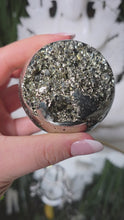 Laden und Abspielen von Videos im Galerie-Viewer, Pyrit Kugel mit Stand
