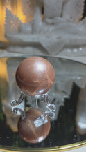 Laden und Abspielen von Videos im Galerie-Viewer, Sonnenstein Mondstein Kugel mit Stand
