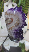 Laden und Abspielen von Videos im Galerie-Viewer, High Quality Amethyst Cluster auf Stand
