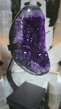 Laden und Abspielen von Videos im Galerie-Viewer, High Quality Amethyst Cluster mit Achat auf Stand
