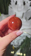 Laden und Abspielen von Videos im Galerie-Viewer, Karneol Kugel mit Stand
