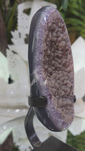 Laden und Abspielen von Videos im Galerie-Viewer, Amethyst mit Zuckerkristallen auf Stand
