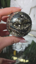Laden und Abspielen von Videos im Galerie-Viewer, Pyrit Kugel mit Stand
