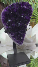 Laden und Abspielen von Videos im Galerie-Viewer, XL High Quality Amethyst Cluster auf Stand
