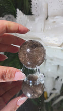 Laden und Abspielen von Videos im Galerie-Viewer, Rauchquarz Kugel mit Stand
