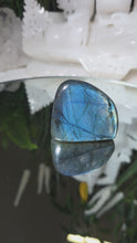 Laden und Abspielen von Videos im Galerie-Viewer, High Quality Labradorit Freeform
