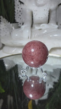 Laden und Abspielen von Videos im Galerie-Viewer, Erdbeerquarz Kugel mit Stand
