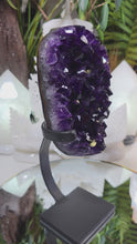 Laden und Abspielen von Videos im Galerie-Viewer, High Quality Amethyst Cluster auf Stand
