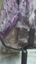 Laden und Abspielen von Videos im Galerie-Viewer, Elestial Amethyst Cluster Spitze (Kundalini Amethyst) mit Stand
