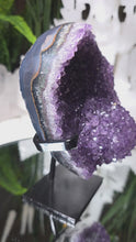 Laden und Abspielen von Videos im Galerie-Viewer, Amethyst auf Stand
