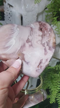 Laden und Abspielen von Videos im Galerie-Viewer, Pink Amethyst Herz mit Druzy auf Stand
