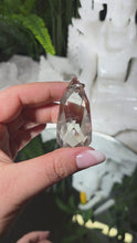Laden und Abspielen von Videos im Galerie-Viewer, Helle facettierte Rauchquarz Spitze
