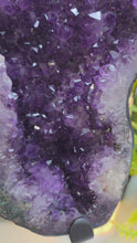 Laden und Abspielen von Videos im Galerie-Viewer, XXL Amethyst Flügel Paar auf Stand

