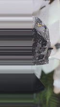 Laden und Abspielen von Videos im Galerie-Viewer, Quarzkristall mit Calcit und Hämatit auf Stand
