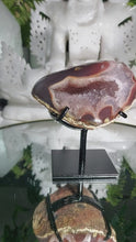 Laden und Abspielen von Videos im Galerie-Viewer, Regenbogen Amethyst Druse auf Stand
