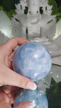 Laden und Abspielen von Videos im Galerie-Viewer, Blaue Calcit Kugel
