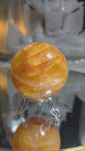 Laden und Abspielen von Videos im Galerie-Viewer, High Quality Golden Healer Kugel mit Stand
