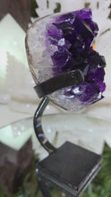 Laden und Abspielen von Videos im Galerie-Viewer, High Quality Amethyst Cluster auf Stand
