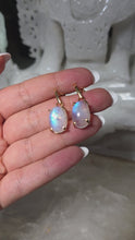 Laden und Abspielen von Videos im Galerie-Viewer, Ohrringe High Quality Regenbogen Mondstein Gold
